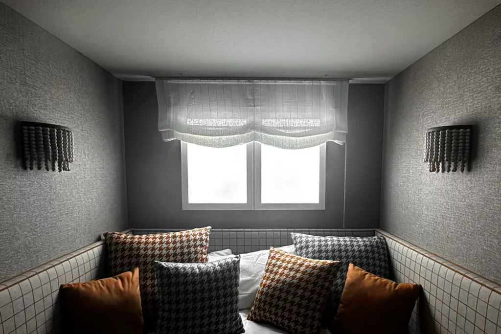 ventana-solar-doble-hoja-cortina-encendida