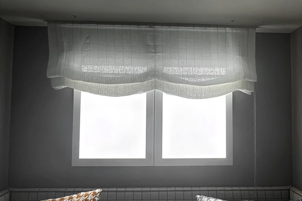 ventana-solar-doble-hoja-cortina-encendida-detalle-frontal