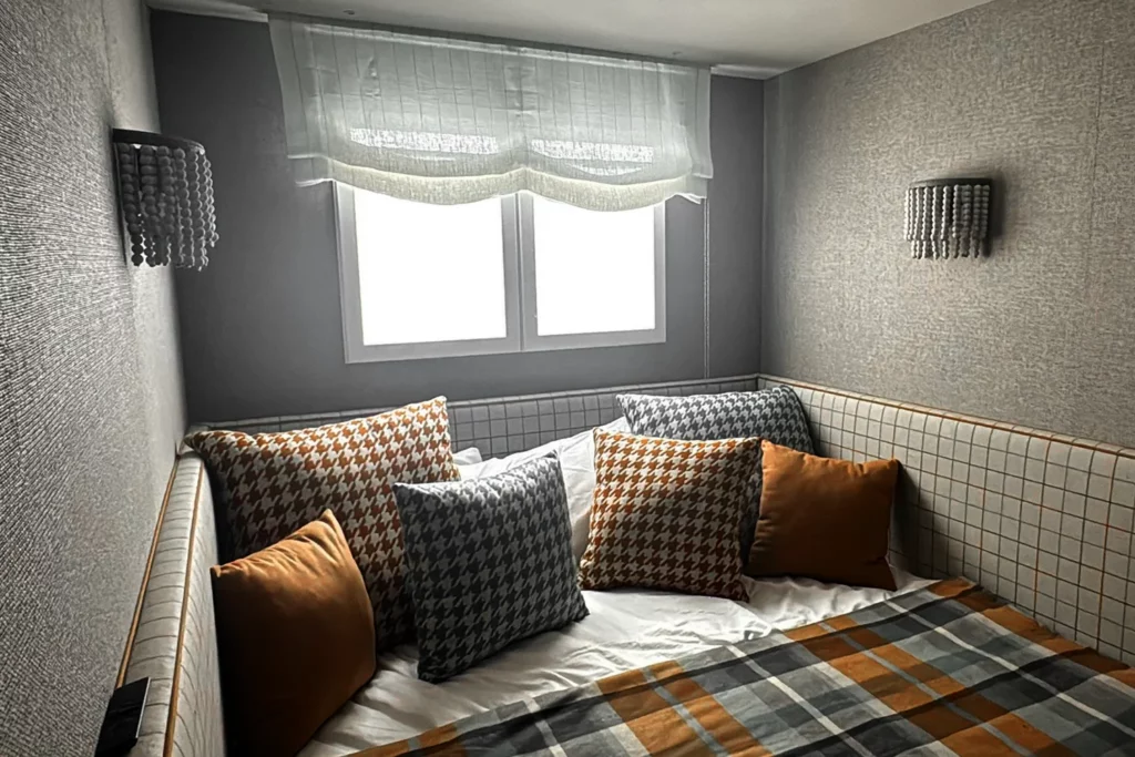 ventana-solar-doble-hoja-cortina-encendida-perspectiva