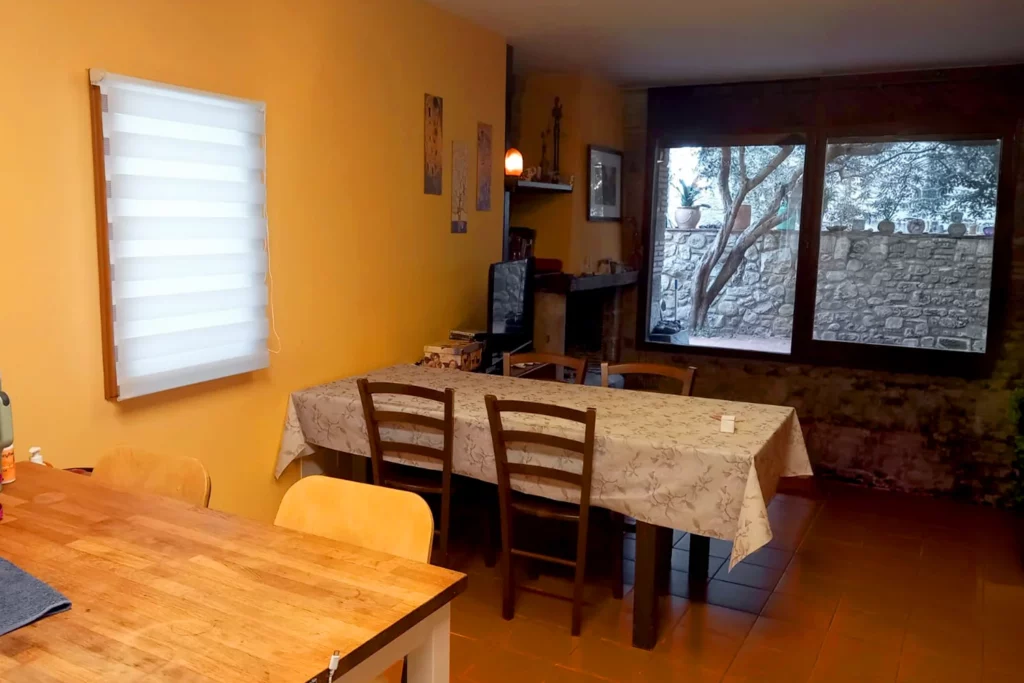 ventana-solar-marco-madera-encendida-estor-desplegado