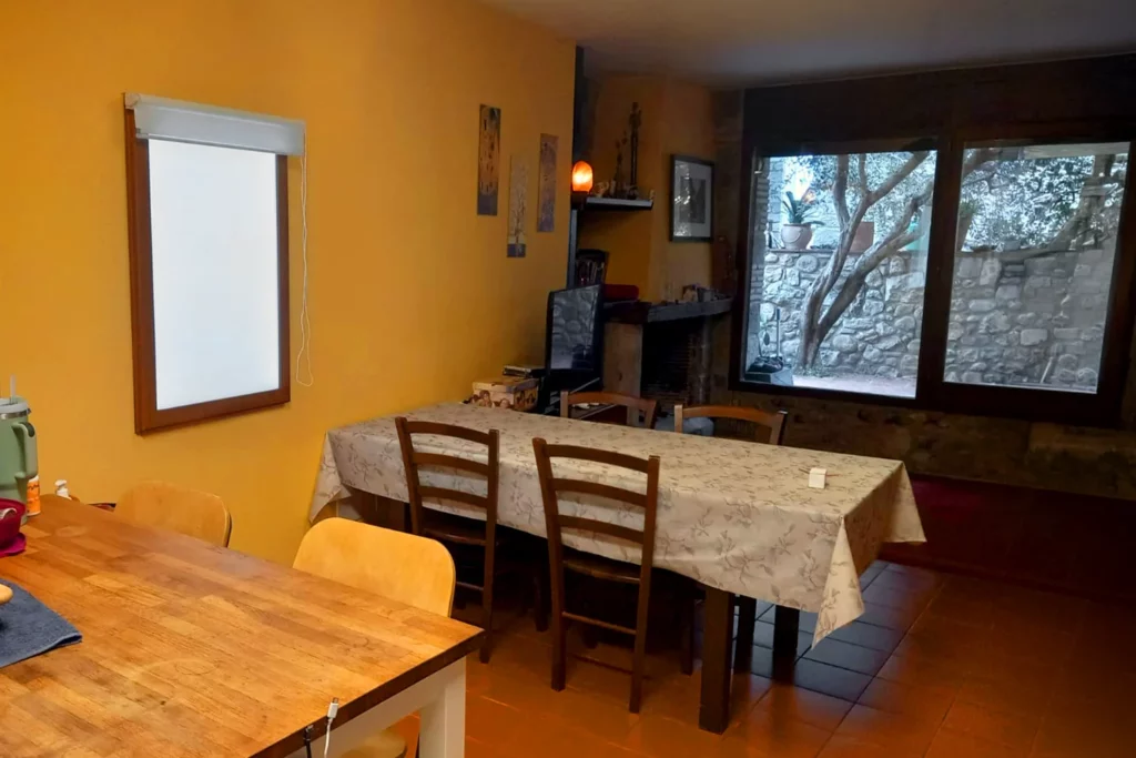 ventana-solar-marco-madera-encendida-estor-recogido